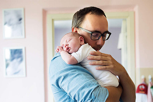 Enger Körperkontakt zu den Eltern stillt das natürliche Bedürfnis der Babys nach Nähe und Geborgenheit.