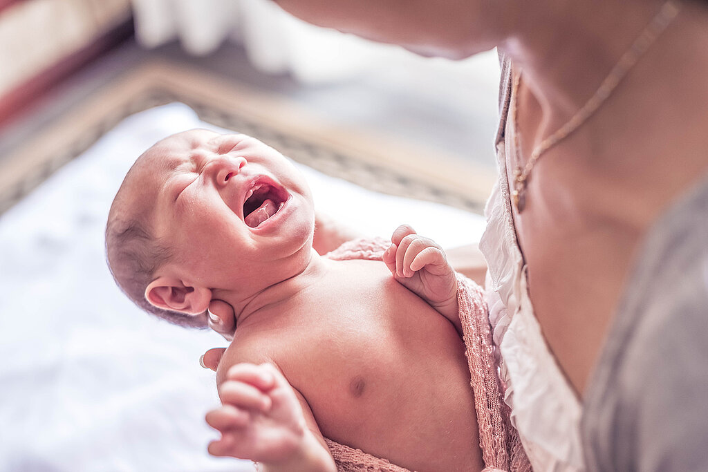 Enger Körperkontakt schenkt Neugeborenen Geborgenheit und Sicherheit.